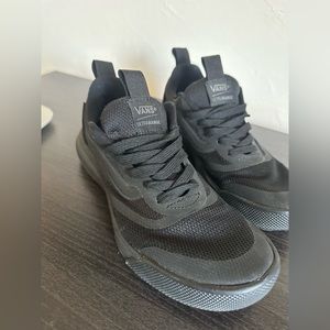 BLACK/BLACK Vans UltraRange